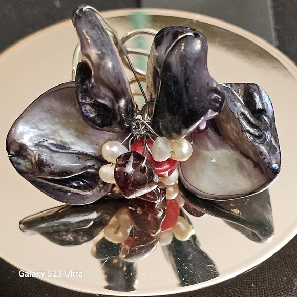 Mother of Pearl Flower Ring - Picture 6 of 8